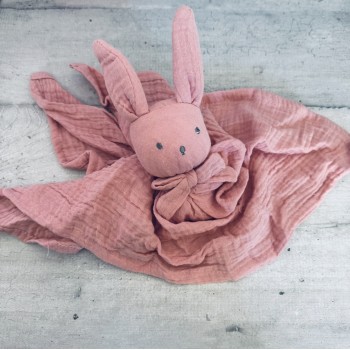 Magnifique doudou lapin en coton gaze