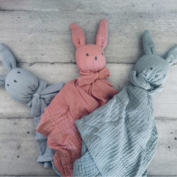Magnifique doudou lapin en coton gaze personnalisé